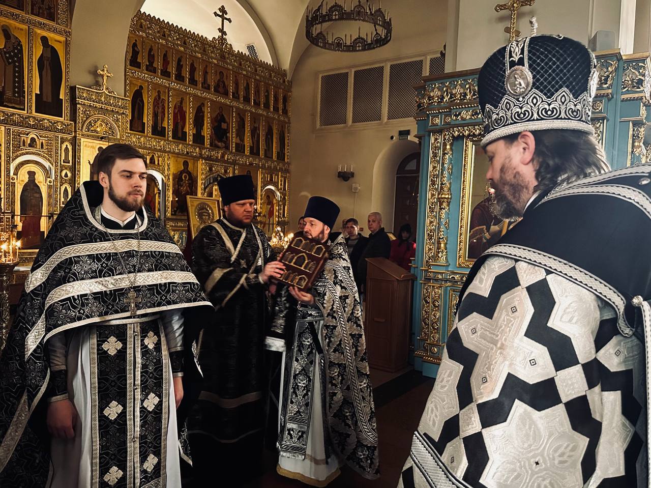 Расписание одинцовского храма. Право ношения камилавки что это. Служба в Георгиевском соборе Одинцово сегодня.